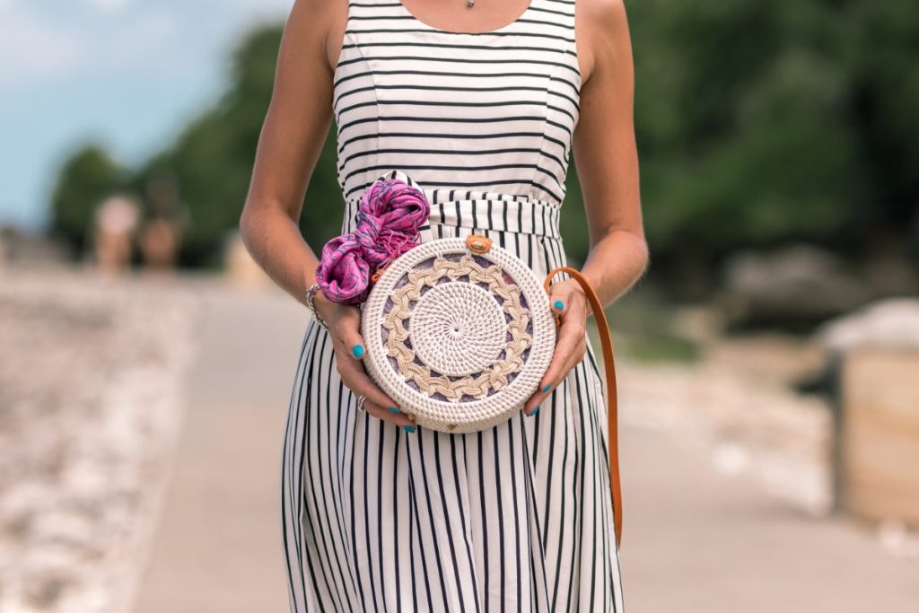 femme-en-robe-crochet-plage