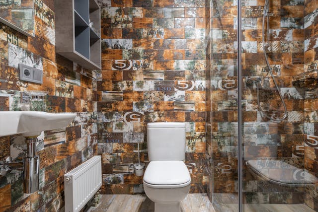 Salle de bain avec papier-peint