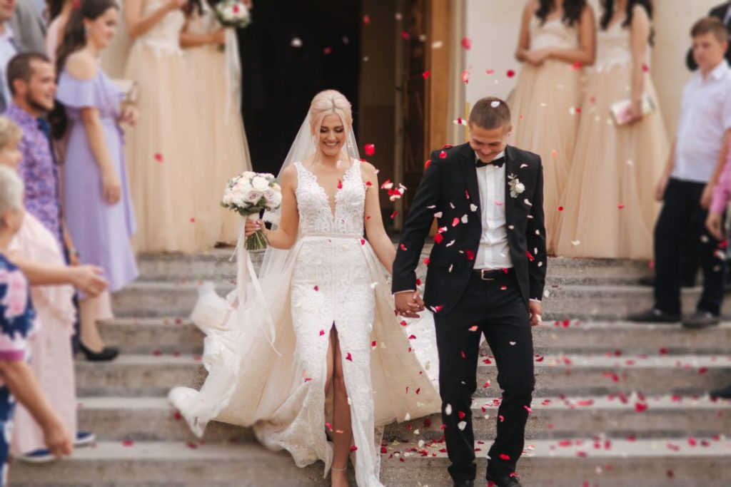 femme-en-robe-de-mariage-asymetrique