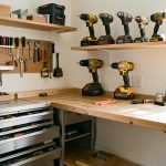 Atelier de bricolage domestique bien organisé, avec établi, rangements muraux et outils disposés soigneusement, éclairage lumineux réaliste.