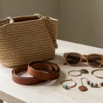 Accessoires de mode durables : les 7 critères pour bien choisir Sélection élégante d’accessoires de mode durables disposés sur une table claire, éclairés par une lumière naturelle douce.